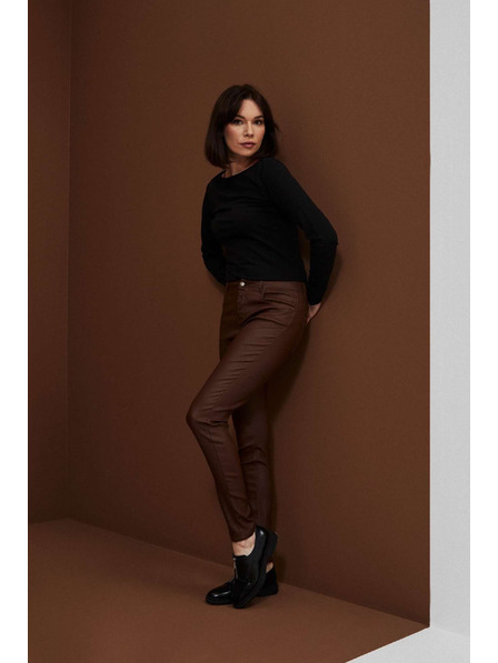 Moodo Wachsbeschichtete enge Hose mit Taschen in Kastanienbraun von Moodo