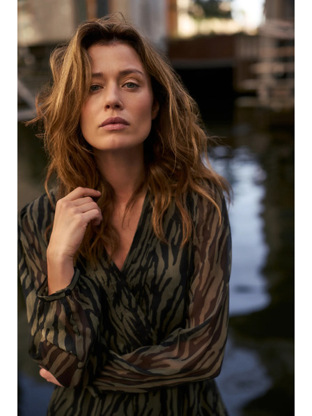 Moodo Olivfarbenes Kleid mit Tiermuster Moodo