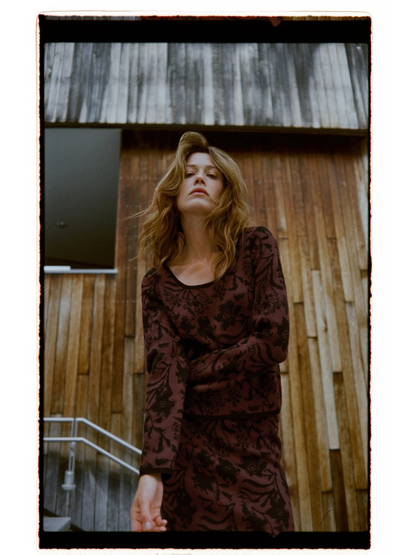 Moodo Brauner Pullover mit Pflanzenmuster Moodo