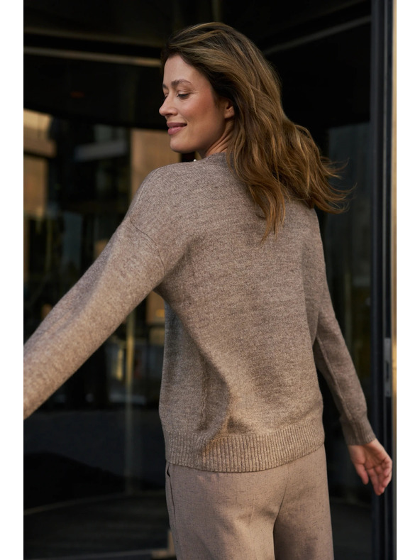 Moodo Brauner Pullover mit dekorativem Ausschnitt Moodo