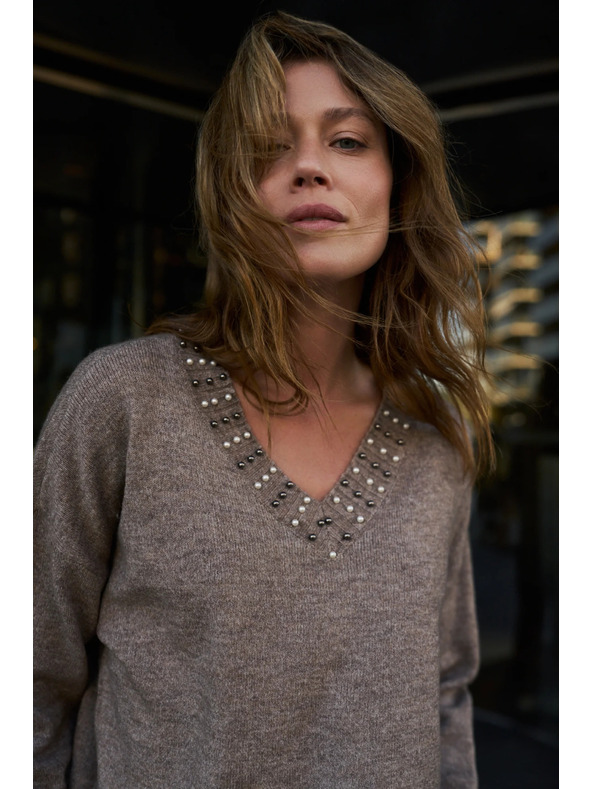 Moodo Brauner Pullover mit dekorativem Ausschnitt Moodo