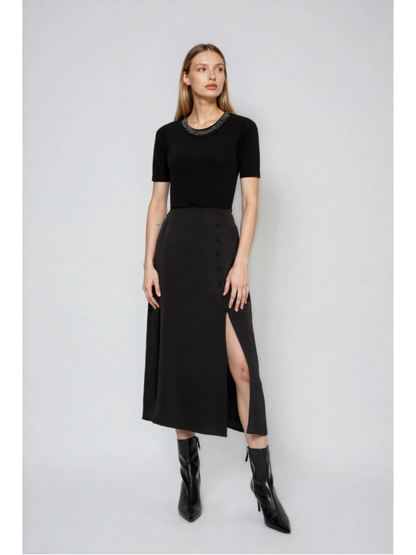 Moodo Schwarzer Pullover mit dekorativem Ausschnitt Moodo