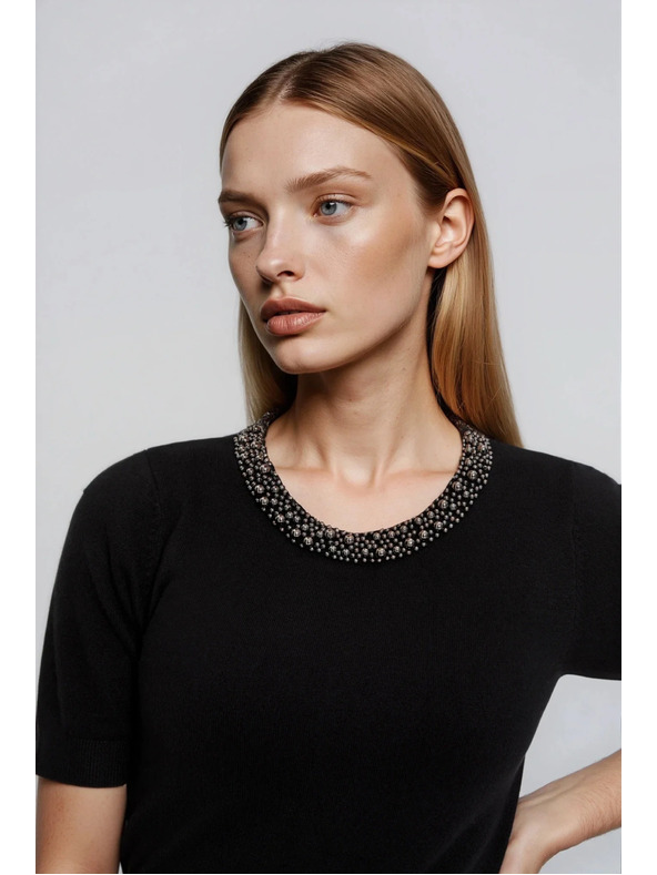 Moodo Schwarzer Pullover mit dekorativem Ausschnitt Moodo