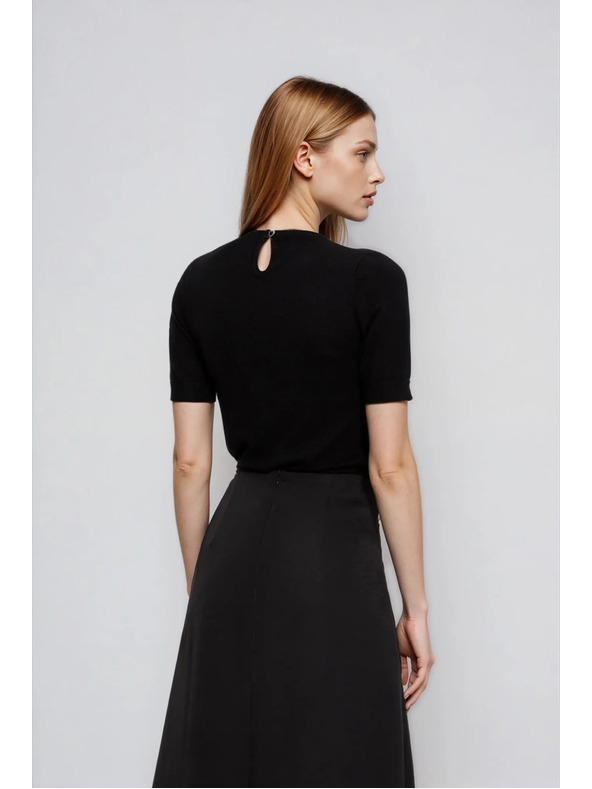 Moodo Schwarzer Pullover mit dekorativem Ausschnitt Moodo