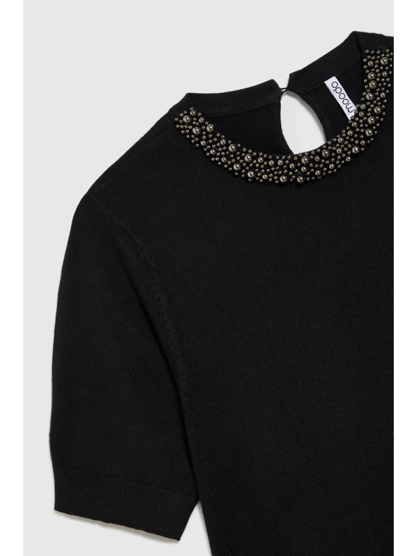 Moodo Schwarzer Pullover mit dekorativem Ausschnitt Moodo