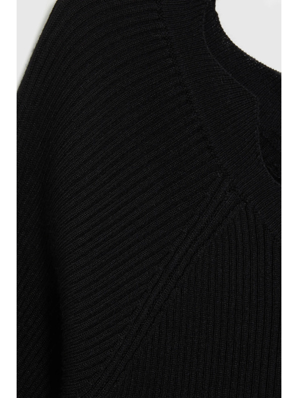 Moodo Figurbetonter schwarzer Pullover Moodo