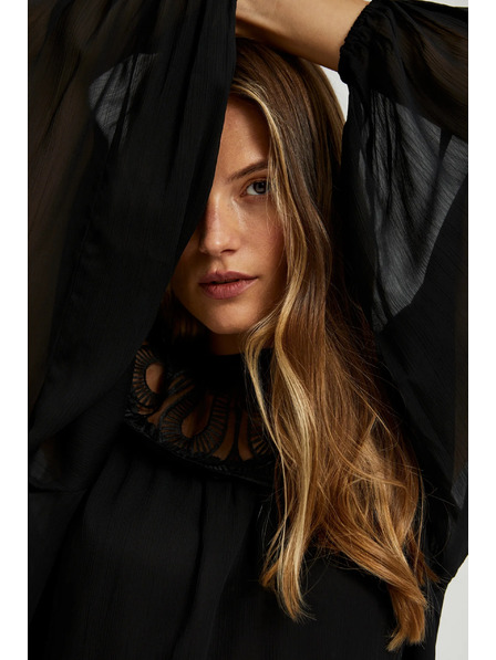 Moodo Schwarzes Hemd mit dekorativem Ausschnitt von Moodo