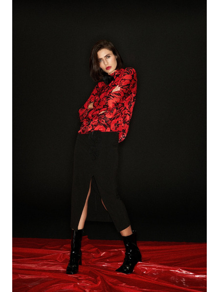 Moodo Schwarzer Rock mit dekorativer Rose und Schlitz Moodo