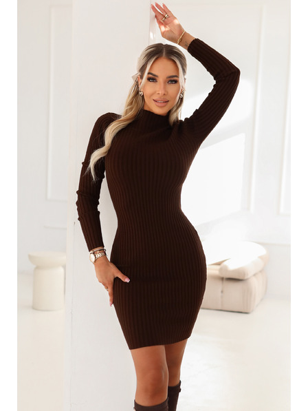 numoco basic Elegantes, figurbetontes Pulloverkleid mit Rollkragen in Schokolade
