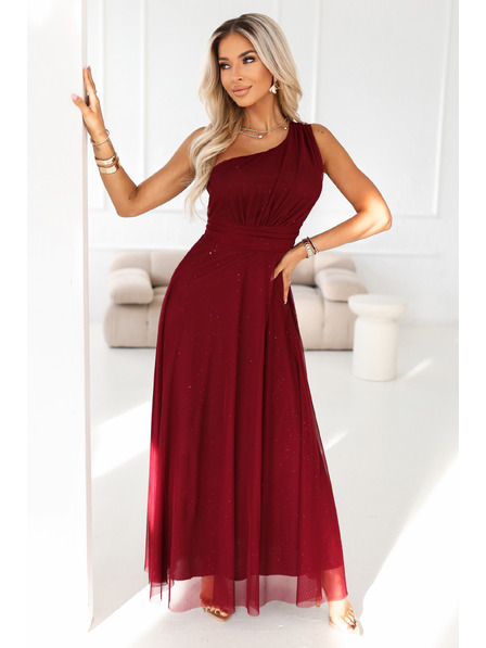 numoco basic Langes, glänzendes Abendkleid auf einer Schulter - Weinrot