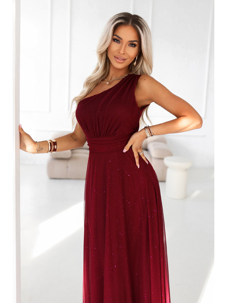 numoco basic Langes, glänzendes Abendkleid auf einer Schulter - Weinrot