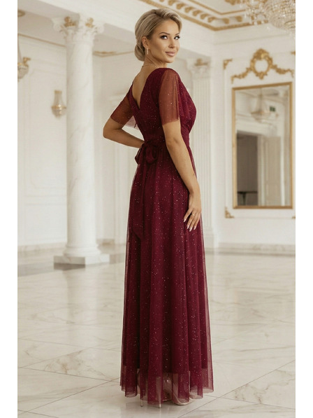 numoco basic MELANIA langes, glänzendes Kleid mit Ausschnitt und Kurzarm - Weinrot